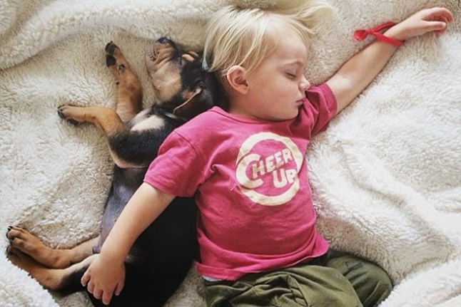 Theo and Beau, foto do Instagram @mommasgonecity. Bebê Theo dorme com a criança Beau.