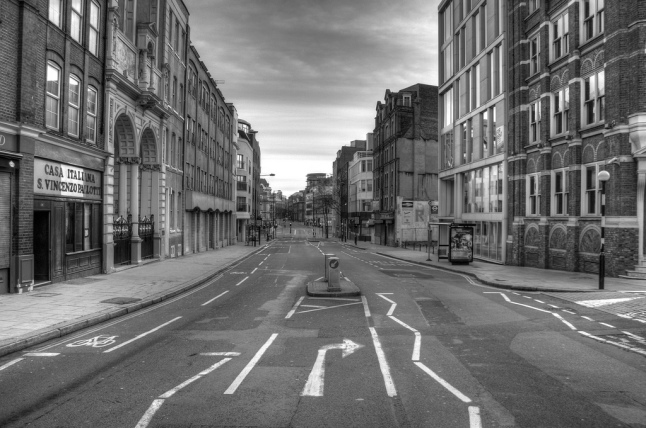 Foto em preto e branco de uma rua vazia na cidade de Londres